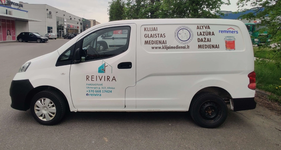 Reklama ant automobiliu